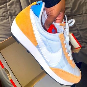 Women Nike day breaks